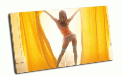 Картина солнечная девушка перед окном